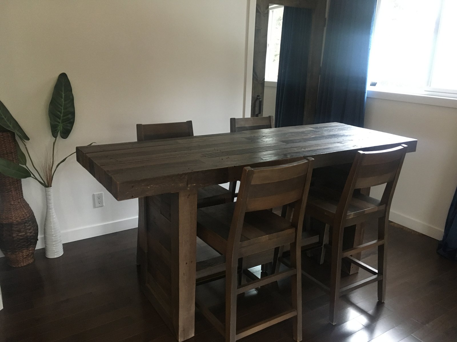 small open concept dining room before banquette